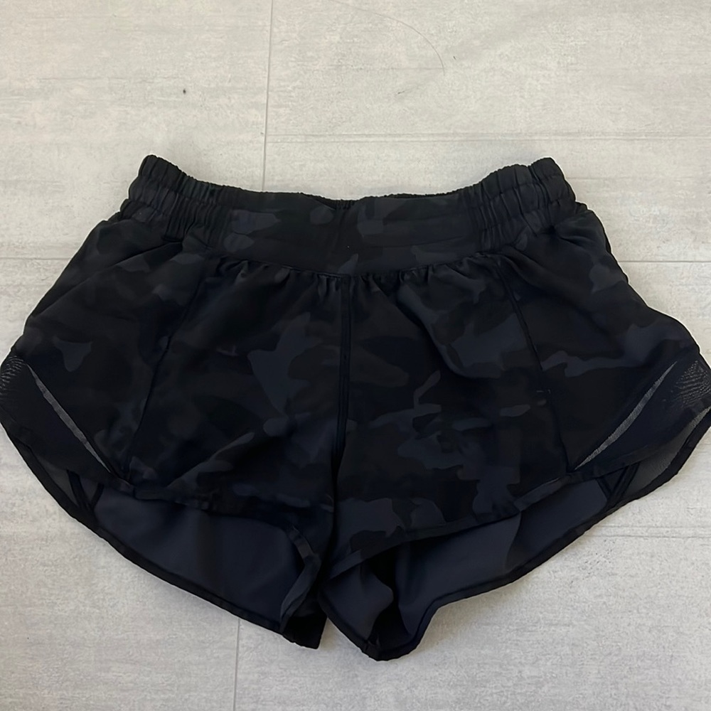 LULULEMON hotty hot 2.5 cameo shorts size 6